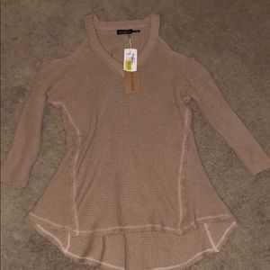 NWT! Women’s cold shoulder top